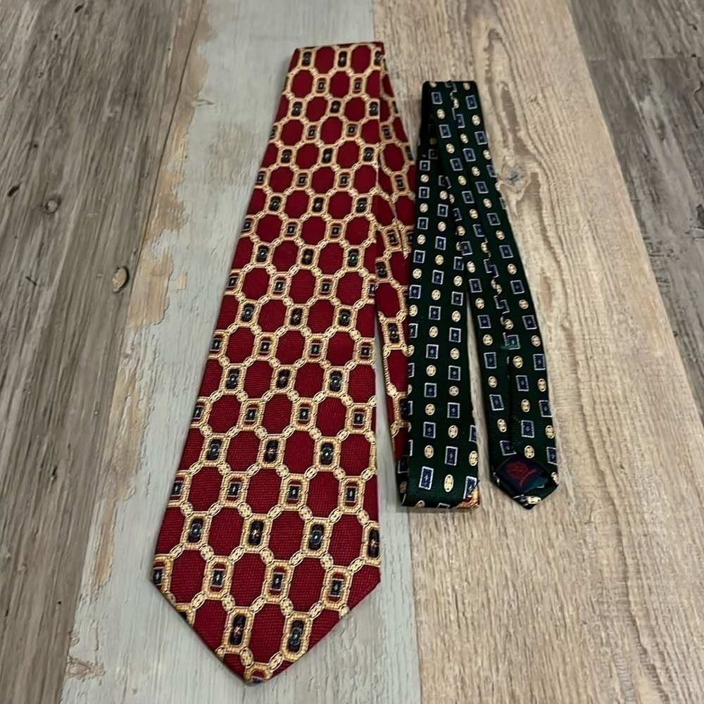 Tommy Hilfiger Mens 100 Silk Necktie Tie Burgandy Green With Logo Patterns